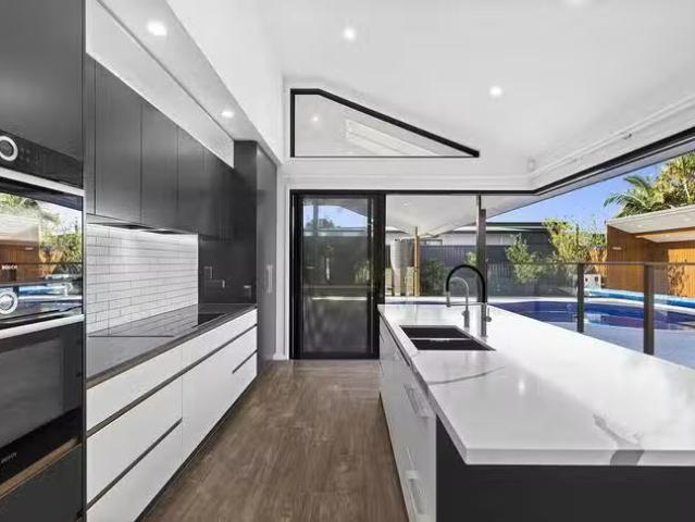 Nice 33 Oceanic Drive, Mermaid Waters, QLD 4218