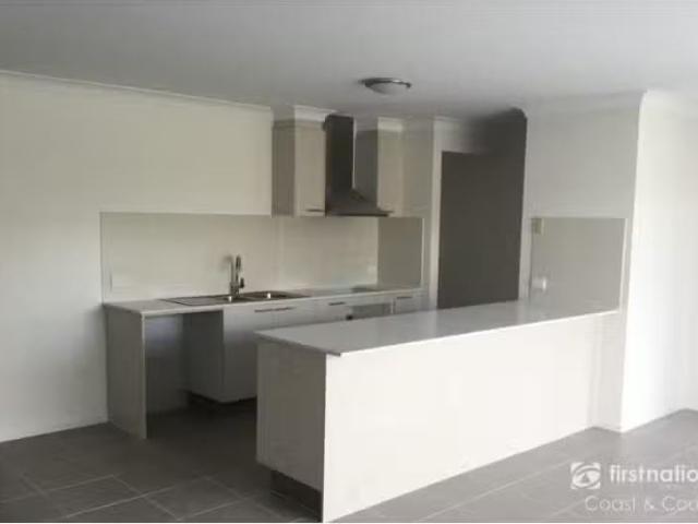 Unique 33 Omaroo Place, Horsley House for rent Listed by Vand.