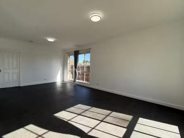 For Rent! 33 Pecks Road, Sydenham VIC 3037