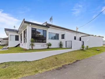 Unique 3/134 Ocean Parade, Blue Bay Apartment for rent Listed.