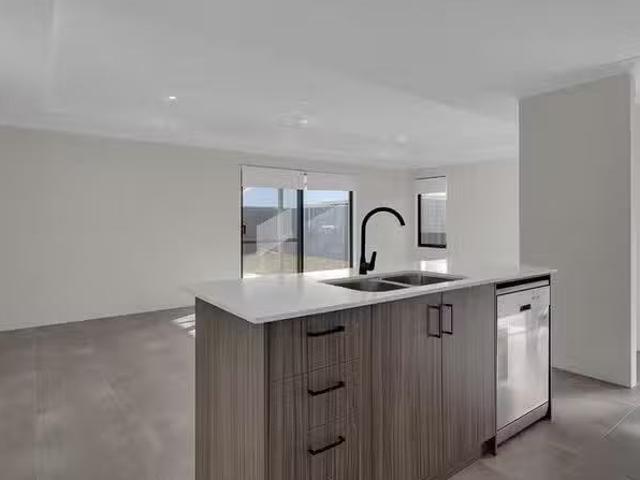 Charming 31 Williamstown Drive, Baldivis, WA 6171