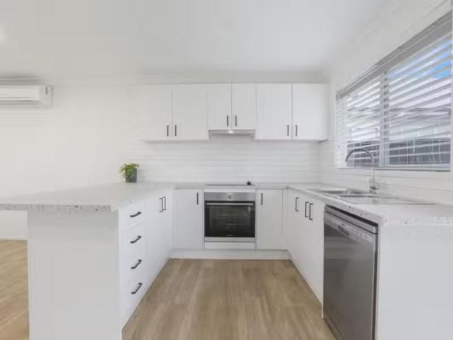 Charming 31 Kawana Av, Blue Haven House for rent Listed by An.