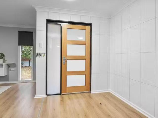 Deal! 31 O'connor Way, West Lamington, WA 6430