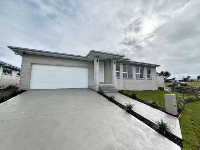 Cheap 32 Dulcimere Street, TAHMOOR House for rent Listed by T.