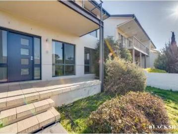 Cozy 37 Nellie Hamilton Avenue, Gungahlin Townhouse for rent.