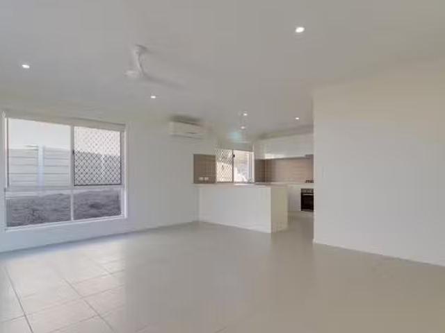 Deal! 37 Nightshade Crescent, Pimpama, QLD 4209