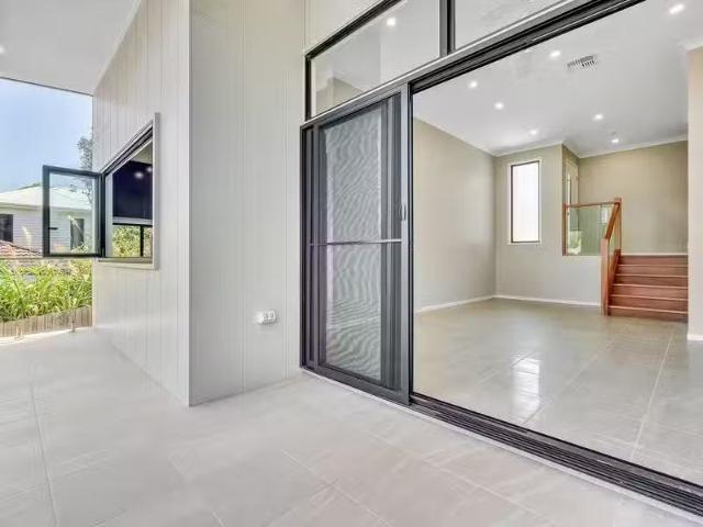 Unique 3/43 Plimsoll Street, GREENSLOPES Townhouse for rent L.
