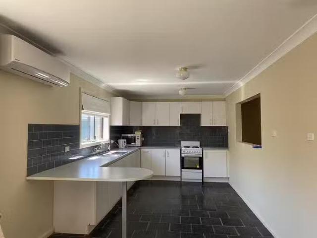 Rental! 34 Henry Lawson Drive, Peakhurst, NSW 2210