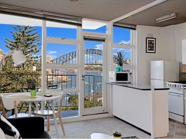 Charming 35/7 Lavender Street, Mc Mahons Point Apartment for r.