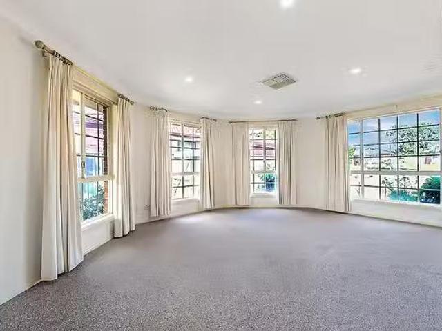 Deal! 35 Twickenham Drive, Dubbo, NSW 2830