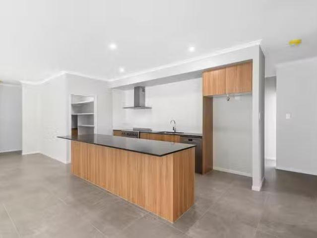 Cozy 35 Seaside Parade, Palm Cove, QLD 4879