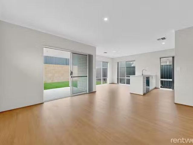 Just in! 38 Kingfisher Road, Eglinton, WA 6034
