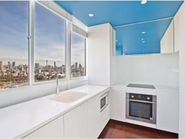 Cheap 39/2 Eastbourne Road, Darling Point Apartment for rent.
