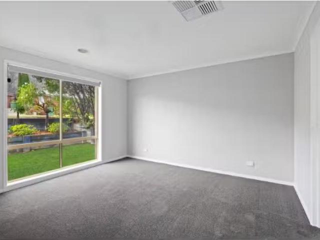 Charming 39 Darrambal Drive, Springdale Heights House for rent.