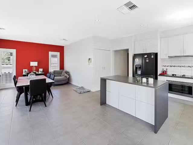 Cozy 39 Oakview Parade, Caroline Springs VIC 3023
