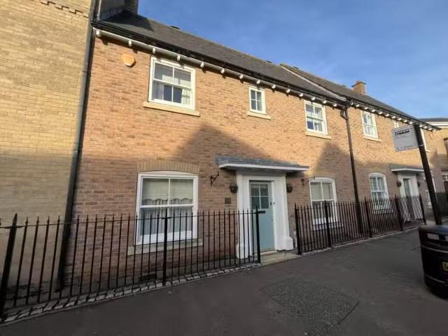 Charming 3 BA 2 bedroom terraced house for rent in The Courtya.