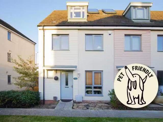 Nice 3 BA 3 bedroom end of terrace house for rent in Lawn Clos.