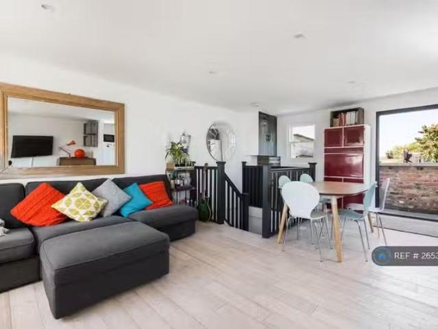 Rental! 3 BA 3 bedroom flat for rent in Dunlace Road, London, E5
