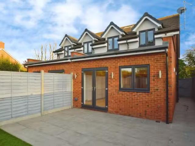 Nice 3 BA 3 bedroom semi detached house for rent in Oaklands L.