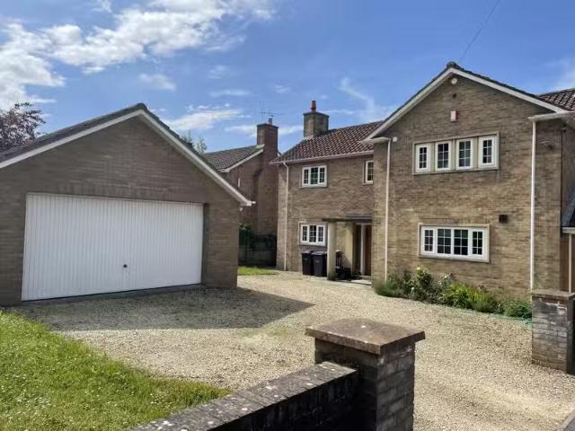 Deal! 3 BA 4 bedroom detached house for rent in Westbury Road.
