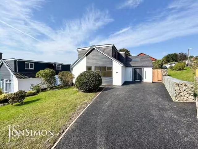 Rental! 3 BA 4 bedroom detached house for rent in Briggs Fold.