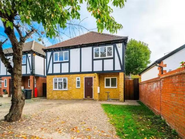 Cozy 3 BA 4 bedroom detached house for rent in Carbis Close, N.