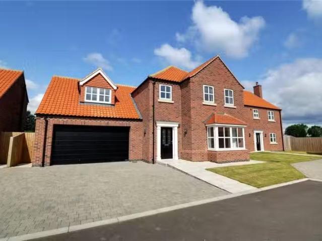 For Rent! 3 BA 4 bedroom detached house for rent in Maris Way.