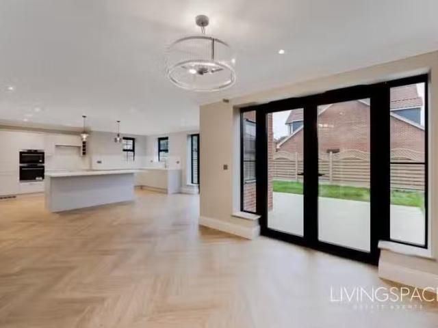 For Rent! 3 BA 4 bedroom detached house for rent in Sabre Clos.