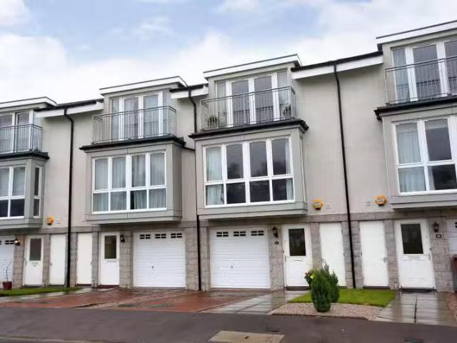 Rental! 3 BA 5 bedroom terraced house for rent in Woodlands Te.