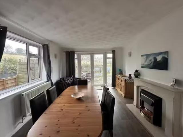 Charming 3 bedroom detached bungalow for rent in Howey Close.