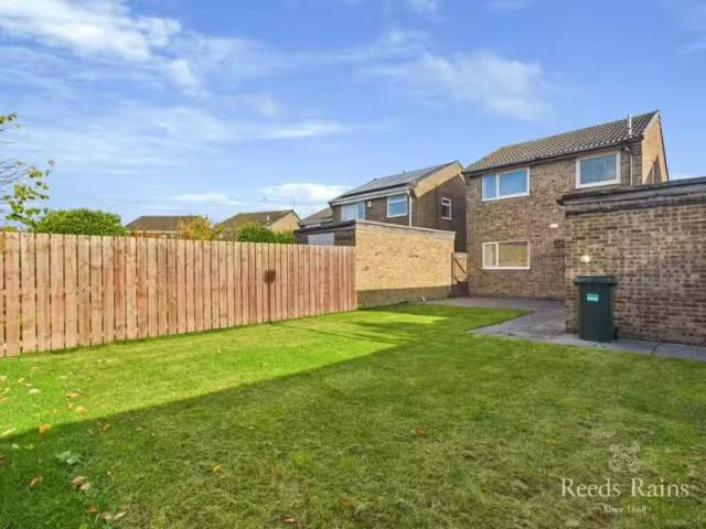 Charming 3 bedroom detached house for rent in Dinsdale Drive.