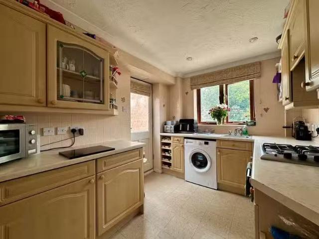 Rental! 3 bedroom detached house for rent in Elijah Close, Ham.