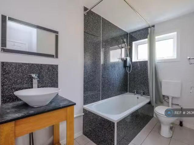 Rental! 3 bedroom end of terrace house for rent in Esslemont C.