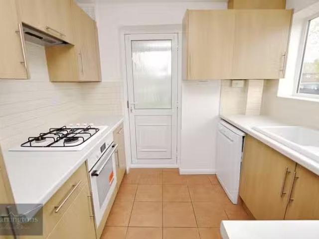Cozy 3 bedroom end of terrace house for rent in Hillary Close.