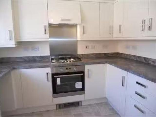 Charming 3 bedroom end of terrace house for rent in Moon Pond.