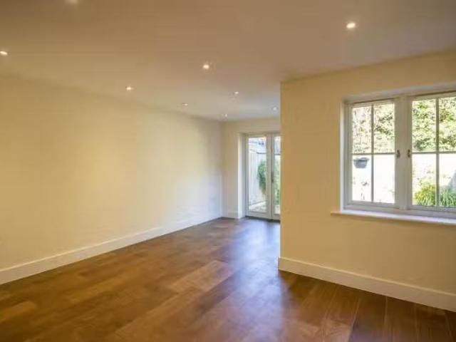 Cozy 3 bedroom semi detached house for rent in The Pastures, H.