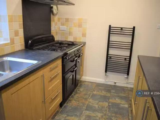 Cheap 3 bedroom semi detached house for rent in Valley Close.