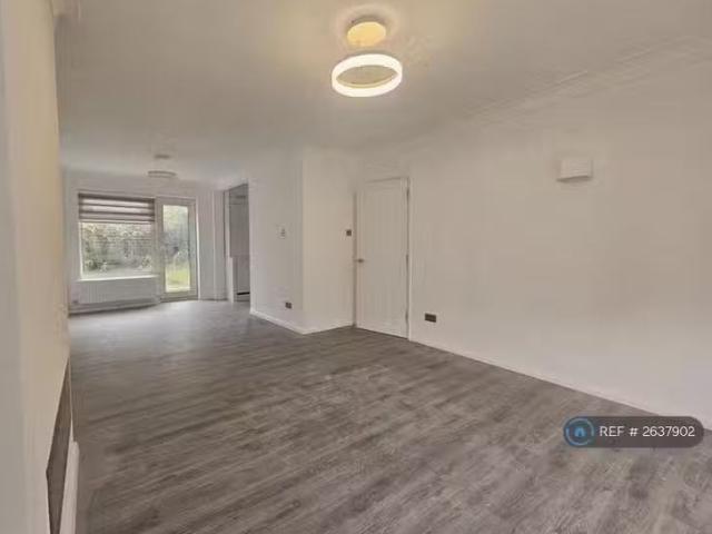 Cozy 3 bedroom semi detached house for rent in Waverley Close.