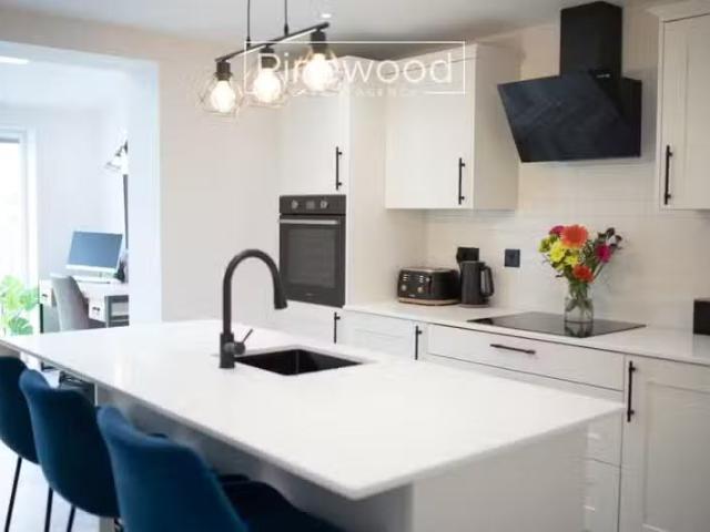 Nice 3 bedroom semi detached house for rent in Waverley Drive.