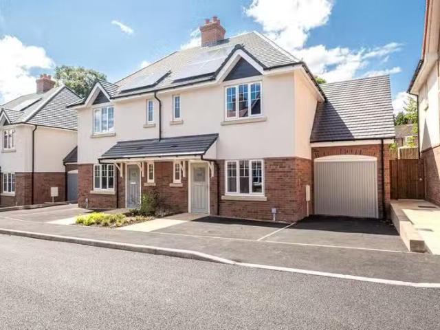 Rental! 3 bedroom semi detached house for rent in Woodleigh Av.