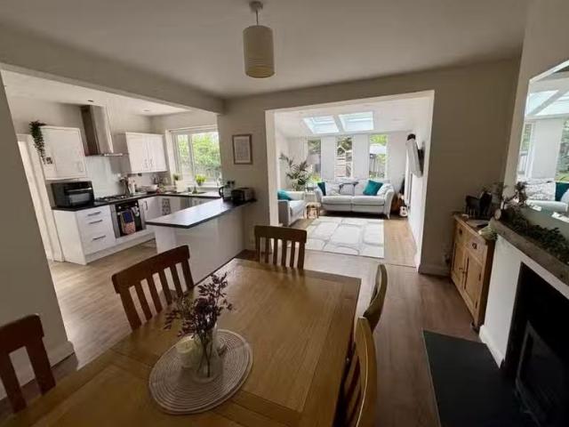 Charming 3 bedroom semi detached house for rent in Greenway, G.