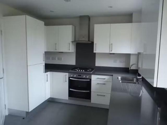 For Rent! 3 bedroom semi detached house for rent in Meadow Vie.