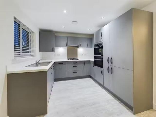 Cozy 3 bedroom semi detached house for rent in Neptune Street.