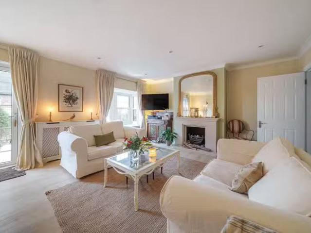 For Rent! 3 bedroom property to let in Trafalgar Place, Lyming.