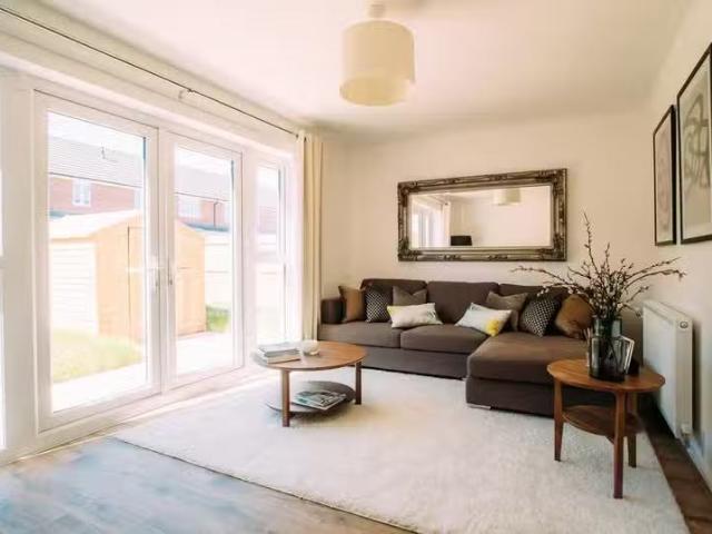 Cozy 3 bedroom terraced house for rent in Cromwell Road, Elles.