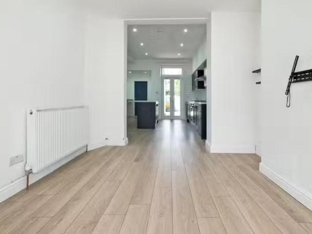 New 3 bedroom terraced house for rent in Helmshore Road, Hasli.