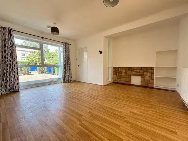 Charming 3 bedroom terraced house for rent in Pakenham Close.