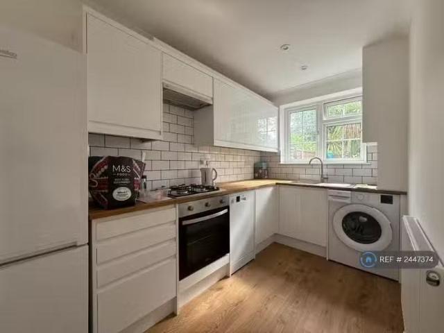 Rental! 3 bedroom terraced house for rent in Ravens Close, Bro.