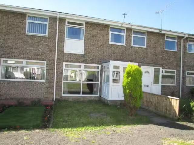 Just in! 3 bedroom terraced house for rent in Victoria Gardens.
