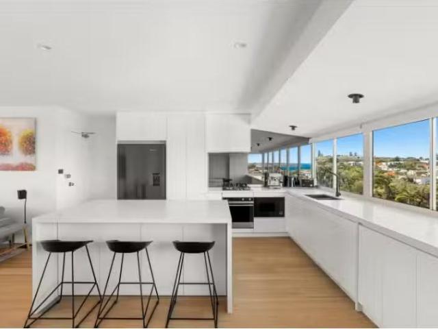 Nice 3 BR UNIT 6/7 Battery Street, Clovelly Apartment for rent.